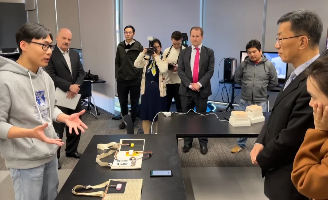 Demonstrating the research prototype to Academician Huai, China’s Minister of Education